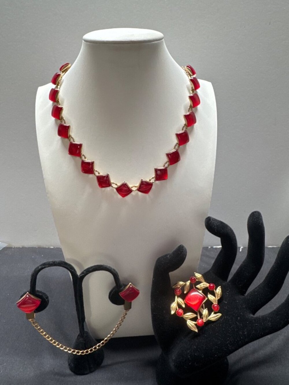 Vintage Red Moonglow Thermoset Necklace Pin & Scarf Holder Gold Tone With Leaf A